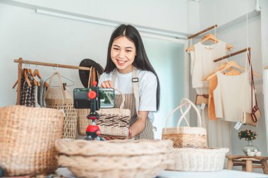 Küçük işletme sahipleri canlı yayında. Sipariş almak ve almak için gelen müşterilere ürün sat. Çevrimiçi perakendecilerden sipariş edilen siparişleri kontrol et..