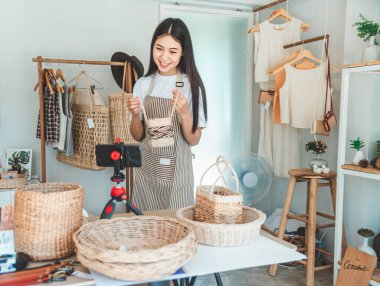 Küçük işletme sahipleri canlı yayında. Sipariş almak ve almak için gelen müşterilere ürün sat. Çevrimiçi perakendecilerden sipariş edilen siparişleri kontrol et..