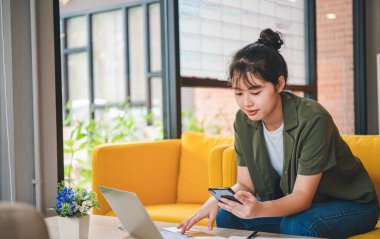 Bağımsızlar müşterilerle sipariş vermek, iş yerinde otururken emirleri izlemek hakkında konuşmak için telefonu kullanıyorlar. Kafede bilgisayar var.