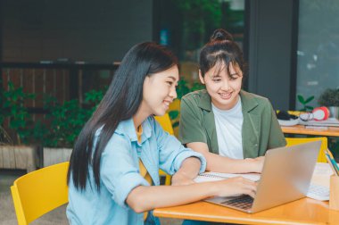 Analiz, kavramsal analiz ve iş planlaması için grafik şarj ederek ofiste birlikte çalışan ve iletişim kuran bir grup iş adamı