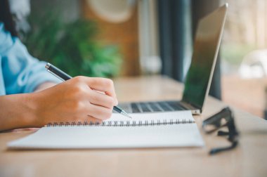 Asyalı genç öğrenciler internet üzerinden öğrenim görüyorlar, laptopta, kafede