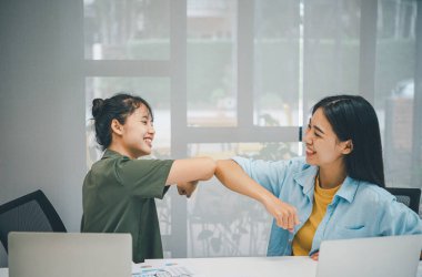 El sıkışmak yerine dirsek atarak selamlama, sosyal uzaklık. Covid 19 koronavirüs enfeksiyonunun yayılmasını önleme..