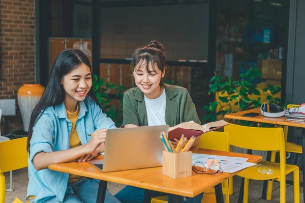 개념적 계획을 그래프를 가지고 사무실에서 일하고 소통하는 사업가들의 — 스톡 사진