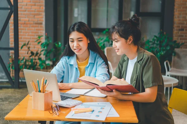 Analiz, kavramsal analiz ve iş planlaması için grafik şarj ederek ofiste birlikte çalışan ve iletişim kuran bir grup iş adamı