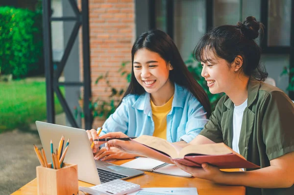 Analiz, kavramsal analiz ve iş planlaması için grafik şarj ederek ofiste birlikte çalışan ve iletişim kuran bir grup iş adamı