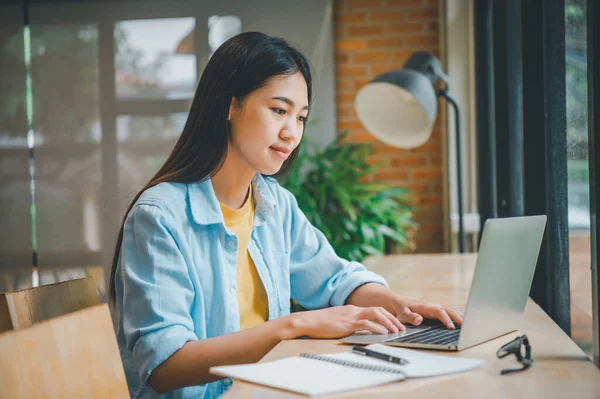 Asyalı Genç Öğrenciler Internet Üzerinden Öğrenim Görüyorlar Laptopta Kafede — Stok fotoğraf