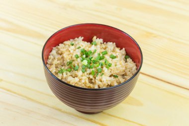 Tayland sarımsaklı pilav ve sebze.