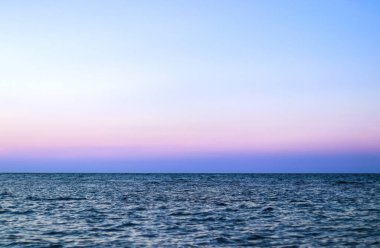 Güneş yansımalı mavi okyanus manzarası berrak gökyüzü, dalgalı deniz ve güzel güneş ışığı ile sakin deniz.