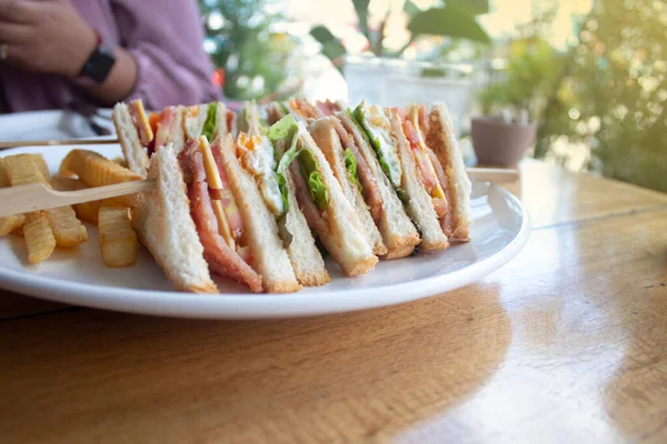Isolierte Aufnahme Eines Club Sandwiches Und Pommes Perfekt Für Einen — Stockfoto