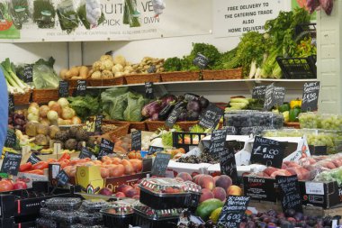 Cardiff Market 'te büyük bir meyve bakkalı. Cardiff Merkez Pazarı, Cardiff şehir merkezindeki Castle Quarter of Cardiff 'te bir Viktorya dönemi pazarı.. 