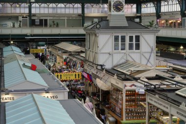 Cardiff Market 'in ikinci katındaki galeriye bakıyorum. Cardiff Merkez Pazarı, Cardiff şehir merkezinde bir Viktorya dönemi pazarı. Tüccarlar çeşitli taze ürünler, pişirilmiş yiyecekler, çeşitli lezzetler ve daha dayanıklı ürünler sunuyorlar..