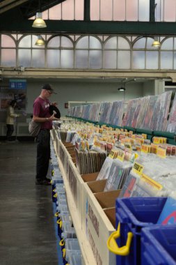 Cardiff Market 'in ikinci katında koleksiyoncular tarafından sevilen büyük bir vinil plak mağazası var. Pazar, Cardiff şehir merkezindeki Castle Quarter 'da Viktorya döneminden kalma kapalı bir pazar..