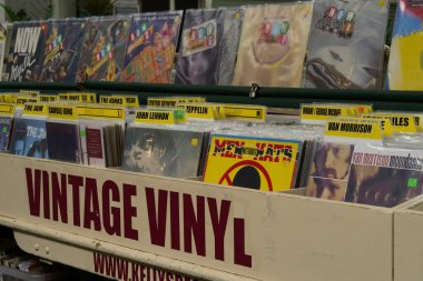 Cardiff Market 'in ikinci katında koleksiyoncular tarafından sevilen büyük bir vinil plak mağazası var. Pazar, Cardiff şehir merkezindeki Castle Quarter 'da Viktorya döneminden kalma kapalı bir pazar..