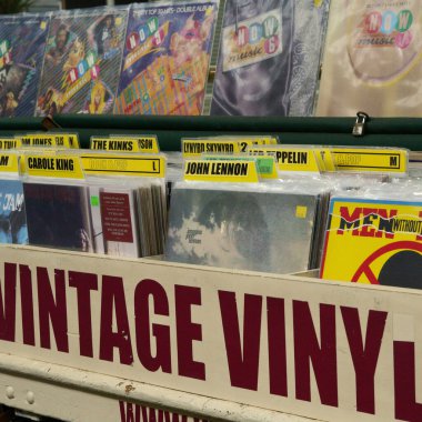 Cardiff Market 'in ikinci katında koleksiyoncular tarafından sevilen büyük bir vinil plak mağazası var. Pazar, Cardiff şehir merkezindeki Castle Quarter 'da Viktorya döneminden kalma kapalı bir pazar..