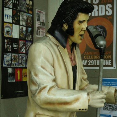 Elvis Presley 'in tam boy modeli Cardiff Market' in ikinci katındaki vinil plak dükkanının sonunda koleksiyoncular arasında popüler.. 