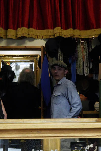 男子高级服装 在加的夫市场出售 中央市场 Central Market 是一个位于加的夫市中心的维多利亚式室内市场 这些绞刑架原为加的夫监狱所在地 位于目前的圣玛丽街入口 — 图库照片