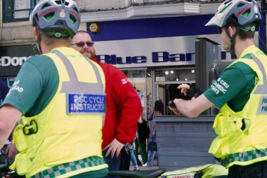 Cardiff, Wales, 23 Ekim 2021: Cardiff 'in Queen St yaya bölgesinde acil durum hizmetleri ve konsey çalışanları, müşterilere ve turistlere yardım etmek üzere beklemede.