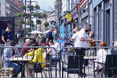 Cardiff, Galler, 30 Temmuz 2021: Halk başkenti Galler 'deki Cardiff' e geri döndü ve şehir merkezinde alışveriş özgürlüğünün tadını çıkarıyor