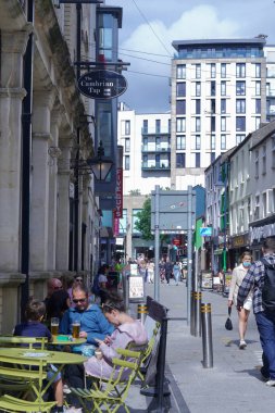 Cardiff, Galler, 30 Temmuz 2021: Halk başkenti Galler 'deki Cardiff' e geri döndü ve şehir merkezinde alışveriş özgürlüğünün tadını çıkarıyor