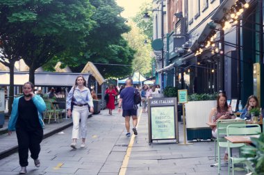 Cardiff, Galler, 30 Temmuz 2021: Halk başkenti Galler 'deki Cardiff' e geri döndü ve şehir merkezinde alışveriş özgürlüğünün tadını çıkarıyor
