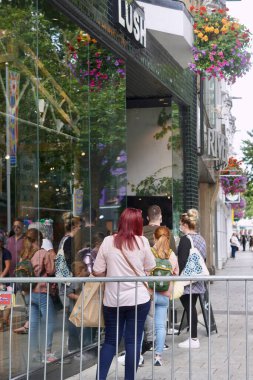 Cardiff, Galler, 30 Temmuz 2021: Halk başkenti Galler 'deki Cardiff' e geri döndü ve şehir merkezinde alışveriş özgürlüğünün tadını çıkarıyor