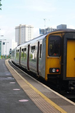 Cardiff, Wales - 20 Ağustos 2021: Galler 'de koruyucu yüz maskeleri hala zorunludur ve Queen Street Cardiff istasyonundaki yolcuların çoğu seyahat ederken yüzlerinin kapalı olduğundan emin olur.
