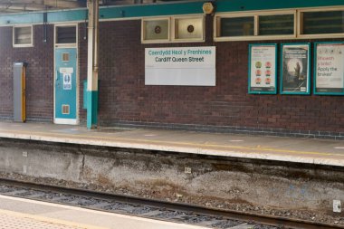 Cardiff, Wales - 20 Ağustos 2021: Galler 'de koruyucu yüz maskeleri hala zorunludur ve Queen Street Cardiff istasyonundaki yolcuların çoğu seyahat ederken yüzlerinin kapalı olduğundan emin olur.