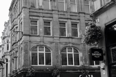 Cardiff şehir merkezinin mimari detayları ve şehir manzarası. Eski Viktorya dönemi cepheleri titizlikle restore edilir ve muhafaza edilir. Modern bina her değişen gökyüzüne karşı dimdik ayakta duruyor..