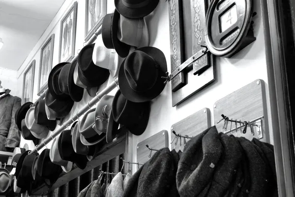 一家男帽店 供男子在加的夫市场出售的高级女装帽 中央市场 Central Market 是位于加的夫市中心城堡区的维多利亚式室内市场 — 图库照片
