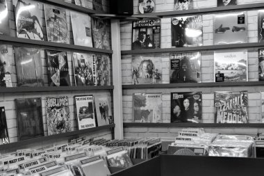 Cardiff, Wales 30 Ağustos 2021: Cardiff Market 'in ikinci katında koleksiyoncular tarafından sevilen bir vinil plak dükkanı. Bu kapalı pazar ilk olarak 1891 'de açıldı ve birçok Viktorya dönemi özelliği var..