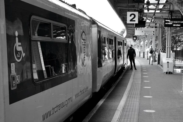 Cardiff Wales Srpna 2021 Černobílé Obrázky Stanice Cardiff Queen Street — Stock fotografie