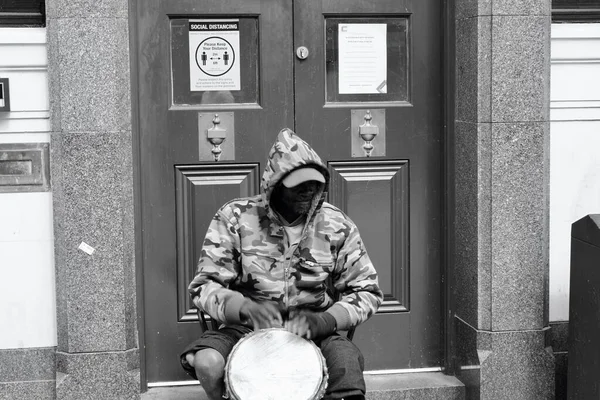 Cardiff Gales Agosto 2021 Imagen Blanco Negro Viejo Busker Feliz —  Fotos de Stock