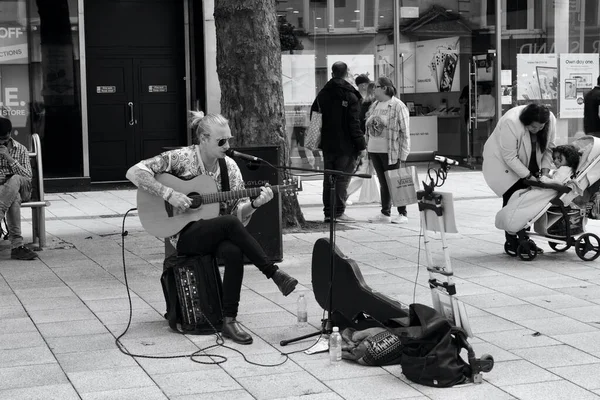 Кардифф Уэльс Августа 2021 Черно Белая Фотография Мужчины Уличного Музыканта — стоковое фото