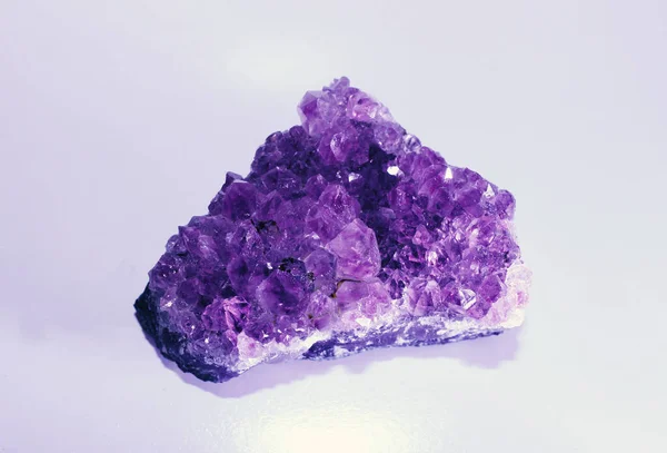 Amethyst Geode Frei Stehend Auf Weißem Hintergrund — Stockfoto