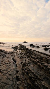 Binlerce yıl boyunca okyanus dalgalarının oluşturduğu Cornish kıyı şeridi boyunca katmanlı kaya oluşumu. 
