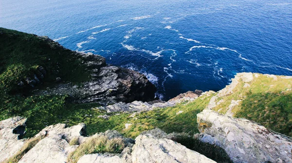 Côté Falaise Cornique Goutte Vers Mer Formations Rocheuses Contrastées Végétaux — Photo