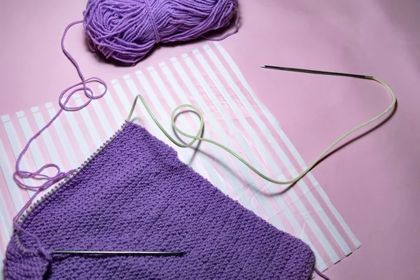 Suéter Punto Hobby Concepto Ocio Hilado Púrpura Fondo Rosa —  Fotos de Stock