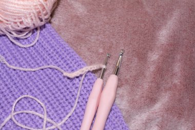 İğne işi konsepti. Pembe ve beyaz iplik, örgü örmek için, eflatun örgü örmek için, örgü örmek için. Düz yatıyordu.