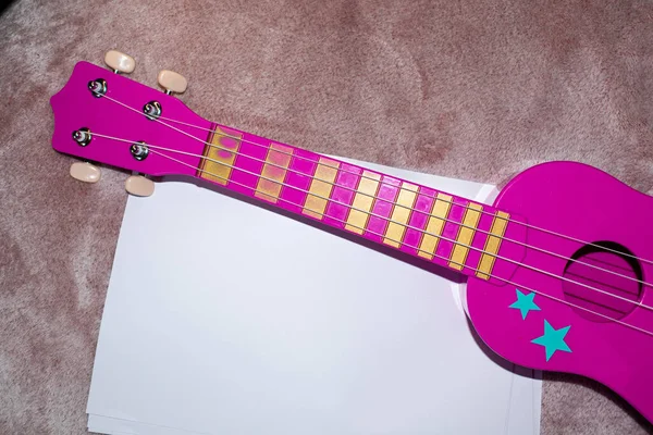 Pembe Ukulele Dört İpli Gitar - En İyi Görünümlü Müzik Aracı 
