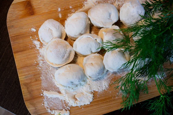 Rauwe Russische Knoedels Een Snijplank Ingrediënten Voor Zelfgemaakte Knoedels Een — Stockfoto