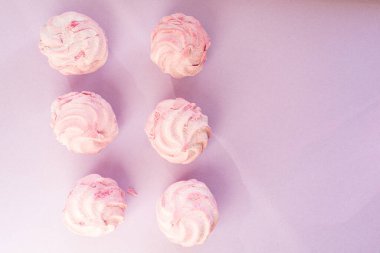 Ev yapımı pembe marşmelov. Hafif eflatun arkaplanda zephyr.