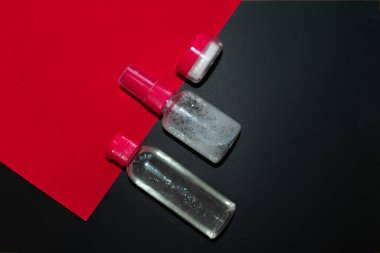 Siyah arka planda kozmetik şişeler, maket. Güzellik endüstrisinde tasarım için uygun. Düz.