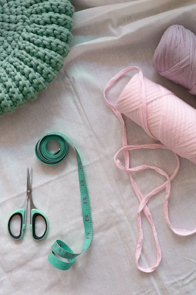 Crocheted Bag Yarn Scissors Centimeter Mint Colors Background Content Knitting —  Fotos de Stock