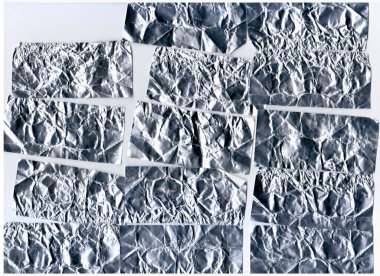 Parlak buruşuk yüzeyi olan gümüş folyo arka plan doku arkaplanı