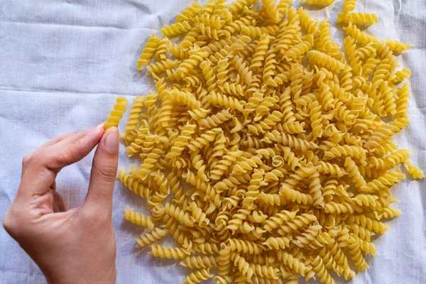 Heap Raw Italian Fusilli Pasta Female Hand Fusilli Pasta White — Stockfoto