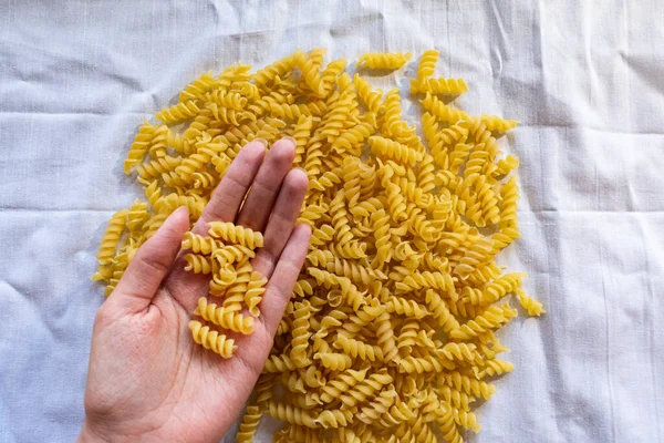 Heap Raw Italian Fusilli Pasta Female Hand Fusilli Pasta White — Stockfoto
