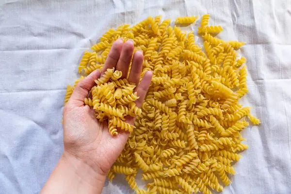 Heap Raw Italian Fusilli Pasta Female Hand Fusilli Pasta White — Stockfoto