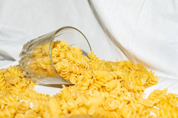 Heap Raw Italian Fusilli Pasta Glass Fusilli Pasta White Background — Stockfoto