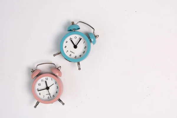 Reloj Despertador Azul Rosa Sobre Fondo Blanco —  Fotos de Stock