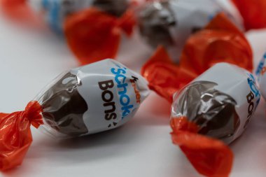 Rheinbach, Almanya 8 Ekim 2021, Çok sayıda Kinder Schokobons 'un yakın çekim görüntüsü